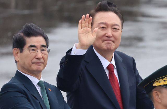 김용현 전 국방부 장관이 법원에 보석(보증금 등 조건을 내건 석방)을 청구했으나 항고심에서도 받아들여지지 않았다. 사진은 김용현 전 국방부 장관과 윤석열 대통령이 국군의 날 기념식에 참석한 모습. /사진=뉴스1