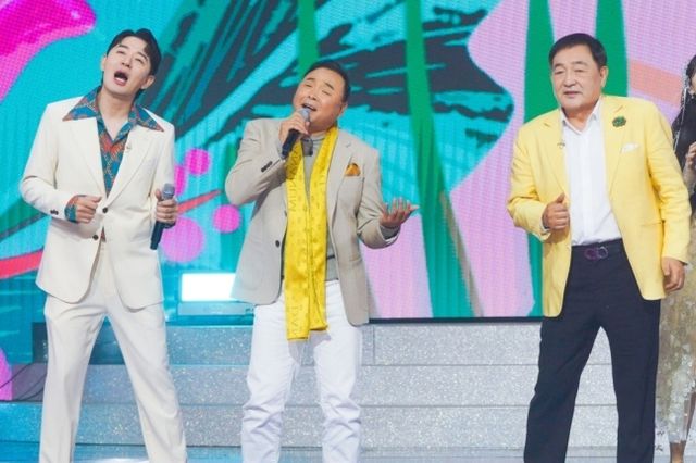  마라토너 이봉주(가운데)가 희소병 극복 후 트로트 무대에서 근황을 전한다. /사진=TV조선 제공