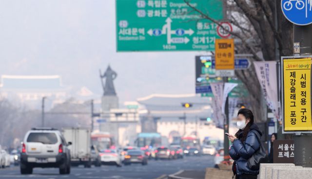 포근한 날씨에 옷차림은 가벼워졌지만, 미세먼지 농도는 '매우 나쁨' 수준까지 치솟겠다. 사진은 황사가 유입돼 수도권 곳곳이 미세먼지 농도 '나쁨' 수준을 보인 지난달 26일 오전 서울 중구 한국프레스센터 앞에서 한 시민이 마스크를 착용한 채 거리를 거닐고 있는 모습. /사진=뉴스1