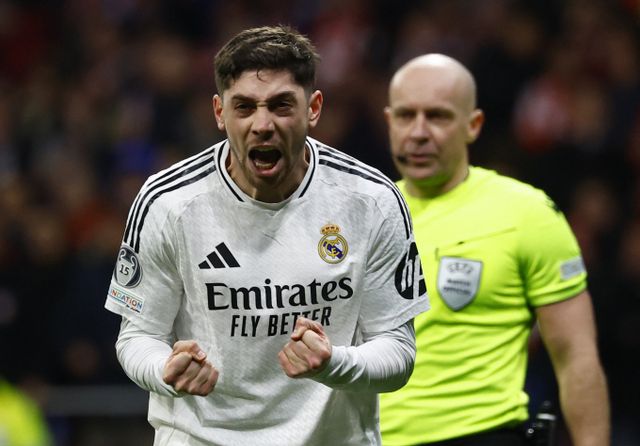 레알 마드리드가 승부치가까지 가는 접전 끝에 아틀레티코 마드리드를 꺾었다. 사진은 13일(한국시각) 스페인 마드리드 리야드에어메트로폴리타노에서 열린 '2024-25시즌 유럽축구연맹(UEFA) 챔피언스리그(UCL)' 16강 2차전에 나선 레알 마드리드 페데리코 발베르데가 포효하는 모습. /사진=로이터