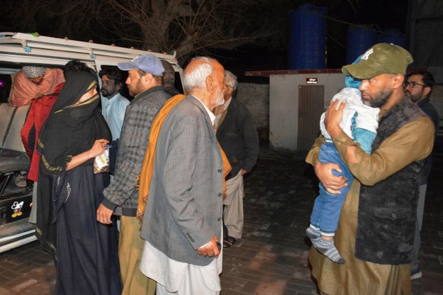 분리주의 무장단체가 파키스탄 남서부에서 열차를 납치해 승객 300여명을 인질로 잡았다. 사진은 지난 12일(현지시각) 납치된 열차서 구조된 일부 승객들의 모습. /사진=로이터