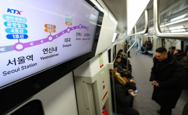 수도권 광역급행열차(GTX)-A 서울역 승강장에 운영 중인 엘리베이터가 2대 뿐이어서 이용객들의 불편이 제기되고 있다. 사진은 GTX-A에 탑승한 시민들. /사진=뉴시스