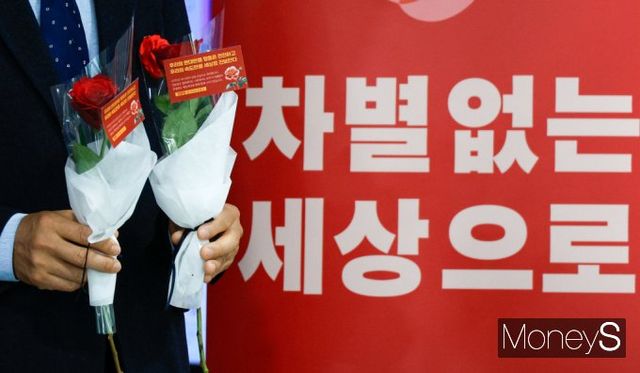 세계여성의 날을 맞아 유엔여성기구가 목소리를 높였다. 사진은 지난 7일 오전 서울 여의도 국회 의원회관에서 여성 직원들에게 장미꽃을 전달하는 모습. /사진=뉴스1