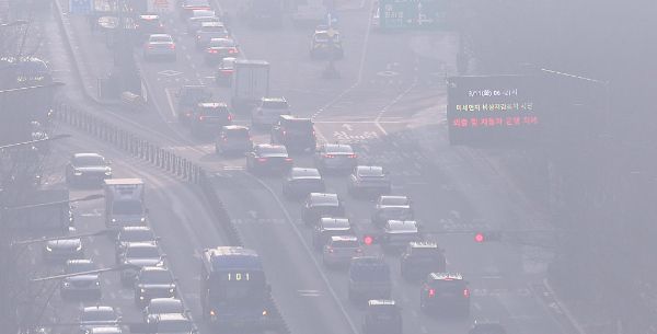 당분간 낮과 밤의 기온 차가 크게 벌어질 전망이다. 사진은 미세먼지 저감조치가 시행된 지난 11일 서울 종로구 서울시교육청에서 바라본 종로 일대가 뿌옇게 보이고 있는 모습. /사진=뉴스1