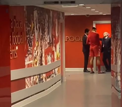 계약 기간이 얼마 남지 않은 버질 반 다이크가 파리 생제르맹 수뇌부와 밀담을 가졌다. 사진은 지난 12일(한국시각) 잉글랜드 리버풀 안필드에서 펼쳐진 유럽축구연맹(UEFA) 챔피언스리그 16강 2차전 경기를 마친 후 파리 생제르맹 구단 고위급 관계자들과 대화 중인 버질 반 다이크의 모습. /사진=겟프랑스풋볼뉴스 엑스 캡처 