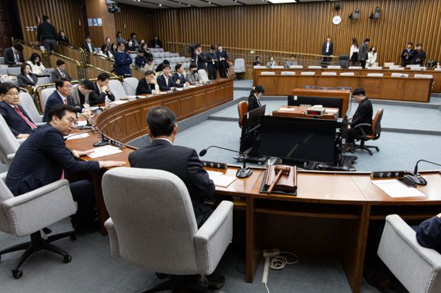 지난 11일 오후 서울 여의도 국회에서 제423회 국회(임시회) 제1차 전체회의가 열리고 있다. 이날 정무위에서는 홈플러스 사태와 관련해 김병주 MBK 파트너스 회장과 조주연 홈플러스 공동 대표 등 5명을 증인으로 채택했다. / 사진=뉴스1 이재명 기자 