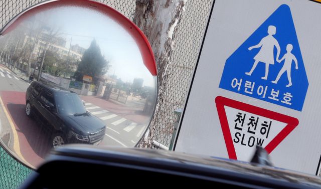 어린이보호구역에서 초등생을 차로 치어 사망하게 40대 여성이 구속됐다. 사진은 2020년 3월 25일 '민식이법' 시행 첫 날 서울 한 초등학교 인근 도로에서 차량이 지나가고 모습. /사진=머니투데이