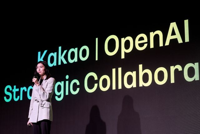 오는 3월 정기 주주총회를 앞두고 카카오 주요 임원들이 대거 자사주를 매입하며 책임경영 강화와 주주가치 제고에 나섰다. 사진은 정신아 카카오 대표가 지난 2월 서울 중구 플라자호텔에서 열린 카카오 기자간담회에서 발표를 하고 있는 모습. /사진=뉴시스