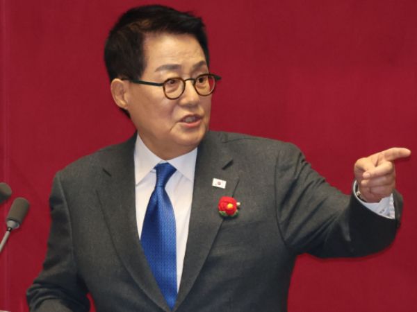 박지원 더불어민주당 의원이 "암살계획 문자를 받았다"고 주장했다. 사진은 박지원 더불어민주당 의원이 지난달 13일 오후 서울 여의도 국회에서 열린 제422회 국회(임시회) 제5차 본회의 경제 분야 대정부 질문에서 여당 의원들의 항의에 설전을 벌이고 있는 모습. /사진=뉴시스