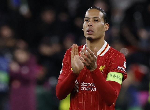 리버풀의 주장 버질 반 다이크가 경기에서 패배한 후 상대팀인 파리 생제르맹 측 고위층과 회담을 나눈 사실이 알려졌다. 사진은 12일(한국시각) 잉글랜드 리버풀 안필드에서 펼쳐진 유럽축구연맹(UEFA) 챔피언스리그 16강 파리 생제르맹과 리버풀의 2차전 경기에 출전한 버질 반 다이크의 모습. /사진=로이터