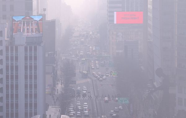 국내외 발생 미세먼지에 더해 황사까지 덮치며 전국 곳곳의 미세먼지(PM10)와 초미세먼지(PM2.5) 농도가 높겠다. 사진은 미세먼지 저감조치가 시행된 지난 11일 서울 종로구 서울시교육청에서 바라본 종로 일대가 뿌옇게 보이고 있는 모습. /사진=뉴스1