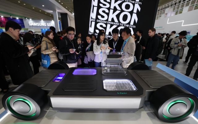 ‘인터배터리 2025’ SK온 부스를 찾은 관람객들이 액침냉각 기술이 적용된 전기차 배터리를 살펴보고 있다. /사진=뉴스1