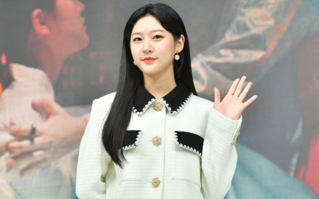 배우 김새론이 생전 살던 건물 계단 등에서 자주 눈물을 흘렸다는 목격담이 전해졌다. 사진은 배우 김새론이 생전 제작발표회에 참석한 모습. /사진=머니투데이(KBS 제공)