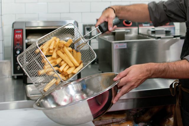 산업통상자원부가 미국이 LMO(유전자변형생물체) 감자 수입 개방을 요구했다는 언론 보도를 즉각 반박했다. 사진은 2021년 7월23일 미국 뉴욕 레스토랑에서 감자를 튀기는 모습. /사진=로이터