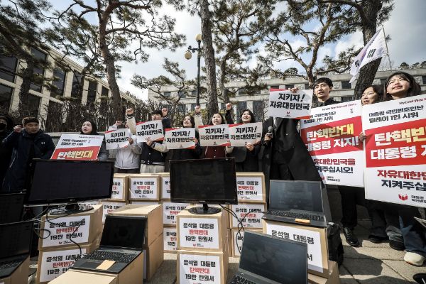 헌법재판소에 윤석열 대통령 탄핵심판 찬반 의견을 담은 서류가 260만건 넘게 제출됐다. 사진은 서울 종로구 헌법재판소 앞에서 열린 대통령 국민변호인단 탄핵반대 탄원서 제출 기자회견. /사진=뉴시스