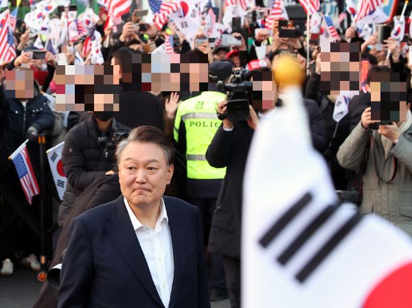 법원이 윤석열 대통령 구속을 취소하며 구속기간을 '시간' 단위로 계산해야 한다고 판단했지만 대검찰청은 기존 방식대로 '날'로 산정하라는 업무 지침을 일선에 내렸다. 사진은 석방된 윤석열 대통령이 지난 8일 오후 서울 용산구 한남동 관저 입구에서 지지자들에게 인사하고 있는 모습. /사진=뉴시스