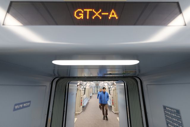 수도권 광역급행열차(GTX)-A 서울역 승강장에 운영 중인 엘리베이터가 단 2대 뿐이어서 이용객들의 불편이 커지고 있지만 추가 증설 계획은 미정이다. 사진은 GTX-A 내부 모습. /사진=뉴시스