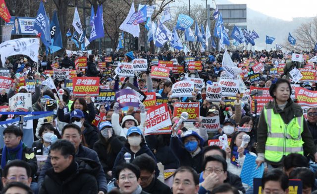 서울 종로구청이 윤 대통령 탄핵심판 선고일이 임박한 가운데 안전사고 대비에 나섰다. 사진은 지난 8일 서울 종로구 안국동 사거리에서 열린 윤석열 파면 촉구 2차 범국민대회 모습/사진=뉴스1