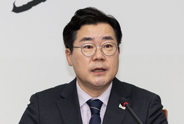 박찬대 더불어민주당 원내대표가 윤석열 대통령이 석방된 것에 대해 검찰이 즉시항고로 결자해지해야 한다고 압박했다. 사진은 박 원내대표가 12일 서울 여의도 국회에서 열린 최고위원회의에서 발언하는 모습. /사진=뉴스1