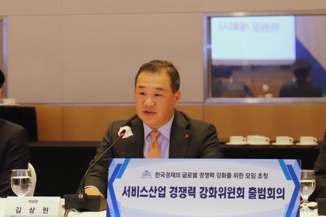 김상현 롯데쇼핑 대표이사 부회장이 한국경제인협회 서비스산업 경쟁력 강화위원회 초대 위원장에 취임했다. 김 부회장이 12일 서울 여의도 FKI타워 컨퍼런스센터에서 한경협 서비스산업 경쟁력 강화위원회 개회사를 진행하고 있다. /사진=롯데쇼핑