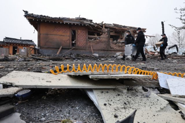 경기 포천시 이동면에서 발생한 오폭 사고와 관련해 포천시가 재난기본소득을 지급키로 하자 "잘못은 공군이 했는데 배상은 세금으로 하나"라며 비판 여론이 일고 있다. 7일 오후 경기 포천시 이동면 노곡리 포탄 오발 사고 현장 인근에서 경찰 과학수사대가 증거품을 옮기고 있다. /사진=뉴스1 