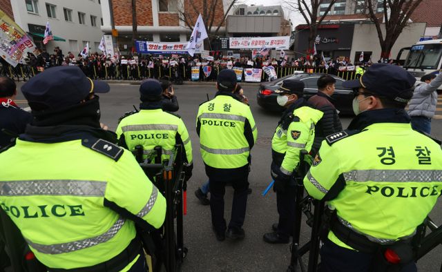 윤석열 대통령 탄핵 심판 선고를 앞둔 헌법재판소 인근 11개 학교가 선고 당일 임시휴업한다. 사진은 12일 서울 종로구 헌법재판소 앞에서 경찰이 경계 근무를 선 모습. /사진=뉴시스 