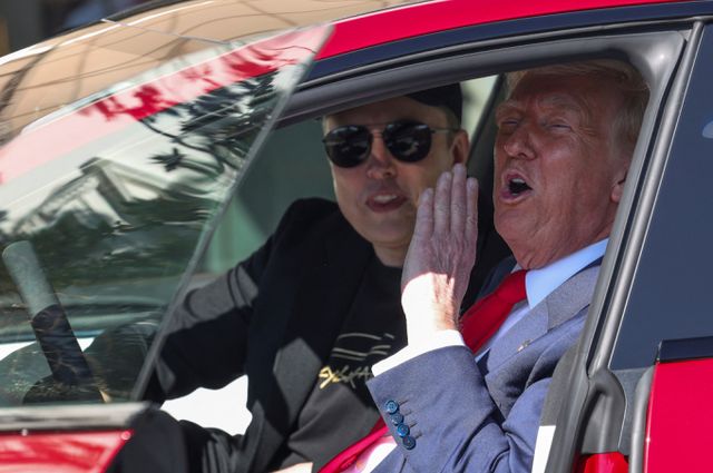 도널드 트럼프 미국 대통령이 지난 11일(현지시각) 미국 워싱턴 D.C 백악관에서에서 일론머스크 CEO와 함께 테슬라 차량을 시승하고 있다. /사진=로이터
