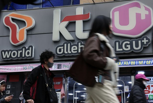 공정거래위원회가 이동통신 3사의 판매장려금 담합 행위를 인정하며 총 1140억의 과징금을 부과하자 일각에서는 위법성이 명확하지 않은 상황에서 공정위가 실적 올리기에 급급해 무리한 결정을 내린 것 아니냐는 비판이 제기된다. 사진은 이동통신 3사가 담합한 혐의로 과징금 1140억 원을 부과받은 12일 서울의 한 휴대폰 매장 앞으로 시민이 지나가고 있는 모습. /사진=뉴스1