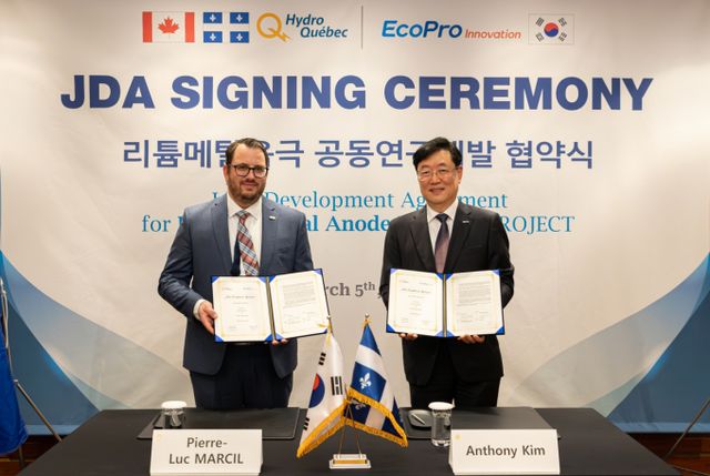 김윤태 에코프로이노베이션 대표(오른쪽)와 피에르 뤽 막실 하이드로퀘백 연구총책임자는 지난 5일 서울 인터콘티넨탈 호텔에서 ‘차세대 리튬메탈음극 공동개발’을 위한 협약을 체결했다./사진=에코프로