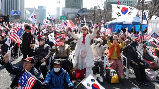 서울 종로구청이 윤 대통령 탄핵심판 선고일이 임박한 가운데 안전사고 대비에 나섰다. 사진은 지난 8일 서울 세종대로 일대에서 친윤 성향 시민들이 집회를 열고 대통령 탄핵 기각을 촉구하고 있는 모습. /사진=뉴시스