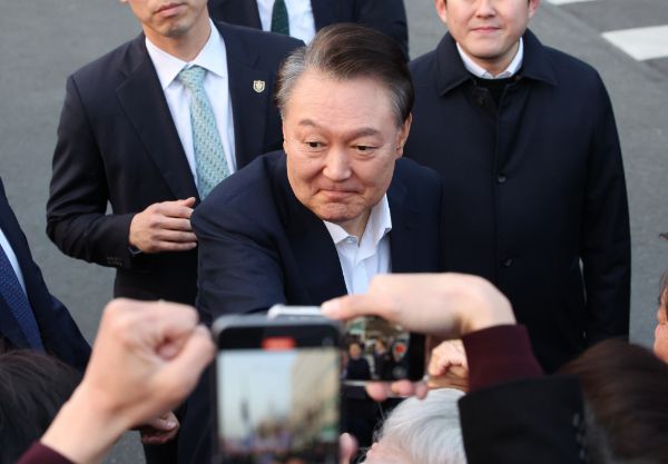 윤석열 대통령 탄핵심판 선고를 앞두고 커피 선결제 릴레이가 다시 시작됐다. 사진은 윤 대통령이 지난 8일 서울 용산구 한남동 관저 입구에서 지지자들에게 인사하는 모습. /사진=뉴시스