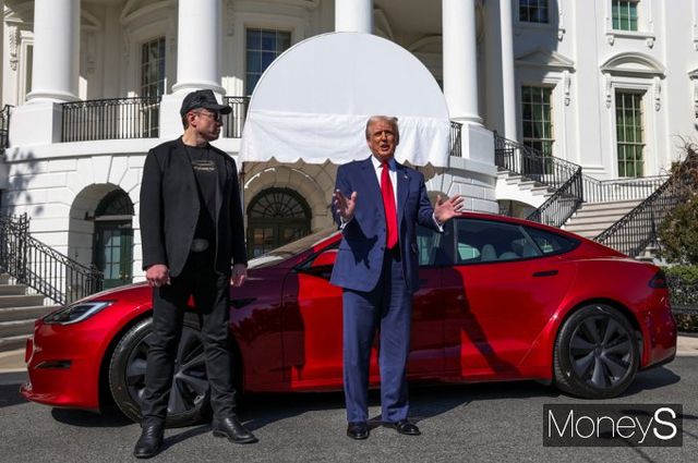 도널드 트럼프 미국 대통령이 11일(현지시각) 미국 워싱턴 D.C 백악관에서 테슬라 차량을 시승 구매 이유를 언론 앞에 밝히고 있다. /사진=로이터