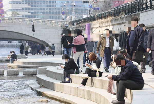 기상청에 따르면 이날은 대체로 맑다가 밤부터 흐려지고, 제주도는 흐린 날씨를 보일 전망이다. 사진은 완연한 봄 날씨를 보인 지난 10일 서울 종로구 청계천 인근에서 직장인들이 점심시간을 맞아 산책을 하고 있는 모습. /사진=뉴시스
