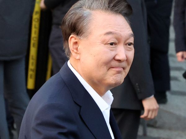 윤석열 대통령 탄핵심판 선고가 빨라도 다음 주 이뤄지게 됐다. 사진은 지난 8일석방된 윤석열 대통령이 서울 용산구 한남동 관저 입구에서 지지자들에게 인사하고 있는 모습. /사진=뉴시스