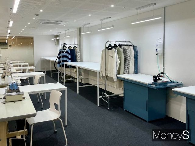 무신사가 서울 동대문종합시장 안에 무신사 스튜디오 6호점인 무신사 스튜디오 종합시장점을 오픈했다. 13일 오전 무신사 스튜디오 동대문종합시장점 재봉실에 재봉틀과 다리미 등이 마련돼 있다. /사진=김서현 기자