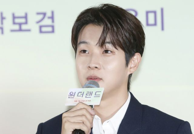 배우 김수현이 고(故) 김새론과 미성년자 시절부터 연애를 했다는 의혹에 휩싸인 가운데, 그와 관련된 과거 에피소드가 파묘되고 있다. 사진은 지난해 5월 서울 강남구 코엑스 메가박스에서 열린 영화 '원더랜드‘(감독 김태용) 언론 시사회에 참석한 배우 최우식. /사진=뉴스1