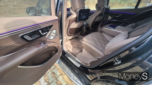 마이바흐 EQS 680 SUV 뒷좌석은 비행기의 비즈니스 클래스를 옮긴 듯하다. /사진=김창성 기자
