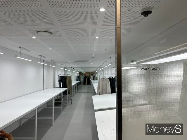 무신사 스튜디오에 입주한 업체들은 택배비와 촬영비용 절감 등을 통해 월 사용료 500만원가량을 절감할 수 있다. 13일 오전 방문한 무신사 스튜디오 동대문종합시장점 워크룸에 검수대가 준비돼 있다. /사진=김서현 기자