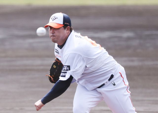 한화 이글스 투수 류현진이 시범경기 첫 등판에서 4이닝 2실점을 기록했다. 사진은 지난달 26일 일본 오키나와 고치다 야구장에서 열린 연습경기에 등판한 한화 이글스 류현진의 모습. /사진=뉴스1