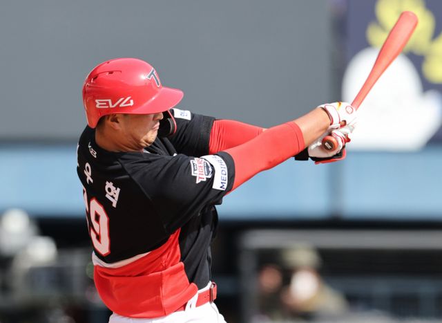 두산 베어스가 홈에서 처음 열리는 시범경기에서 KIA 타이거즈에게 1-4로 패했다. 사진은 13일 서울 잠실야구장에서 열린 두산 베어스와 KIA타이거즈의 시범경기에 출전한 변우혁이 안타를 치는 모습. /사진=뉴시스