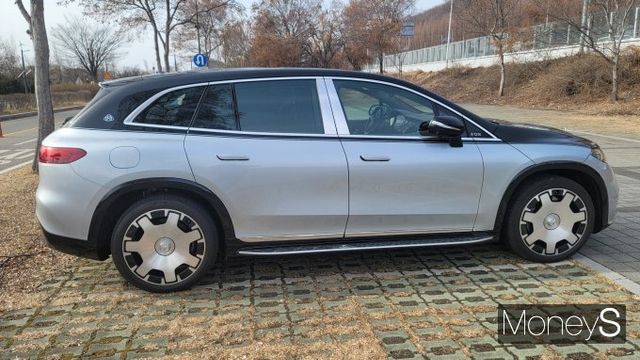 마이바흐 EQS 680 SUV는 대형이지만 측면에서 보면 높이가 다른 대형 SUV에 비해 살짝 낮은 느낌이다. /사진=김창성 기자