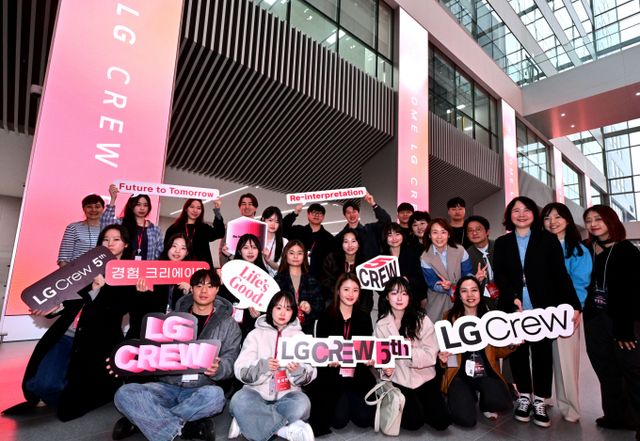 12일 오후 발대식이 열린 서울 강서구 마곡 LG사이언스파크에서 LG크루가 기념사진을 촬영하고 있다. /사진=LG전자