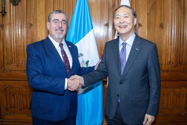 장원삼 코이카 이사장(오른쪽)이 지난 5일 오전(현지시각) 과테말라 수도 과테말라시티 대통령궁에서 베르나르도 아레발로 대통령을 예방해 기념촬영을 하고 있다. /사진=코이카
