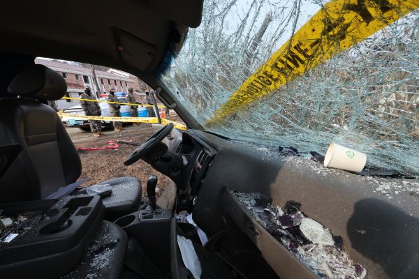국방부 조사본부가 경기 포천에서 발생한 공군 전투기 오폭 사고와 관련해 전투기 조종사 2명을 업무상 과실치상 등의 혐의로 형사 입건했다. 사진은 지난 7일 오후 경기 포천시 이동면 노곡리 KF-16 전투기 오폭 사고 현장에 피해를 입은 트럭 모습. /사진=뉴스1