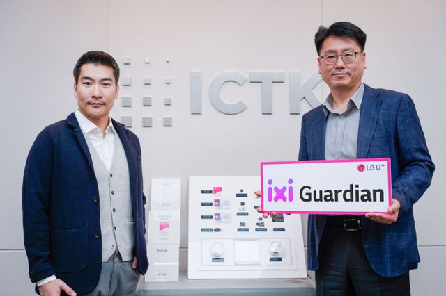 LG유플러스는 아이씨티케이(ICTK)와 함께 양자보안 기술협력을 강화하고 AI 에이전트 ‘익시오(ixi-O)’를 비롯한 모바일서비스의 보안을 강화한다. 사진은 이정원 ICTK 대표(왼쪽)와 강종오 LG유플러스 기업서비스개발Lab장이 협력을 다짐하는 모습. /사진=LG유플러스 제공