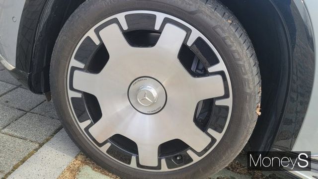 마이바흐 EQS 680 SUV 휠은 매력적인 톱니 모양이다. /사진=김창성 기자