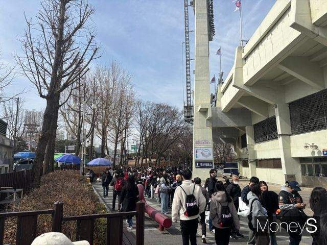 서울에서 처음 진행되는 시범경기를 보기 위해 많은 관중들이 몰렸다. 사진은 13일 오전 11시30분쯤 입장을 대기 중인 관중들의 모습. /사진=최진원 기자