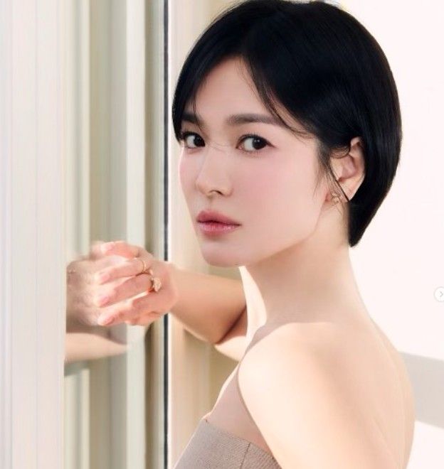 송혜교가 시크한 단발 헤어스타일을 성공적으로 소화했다. /사진=송혜교 인스타그램