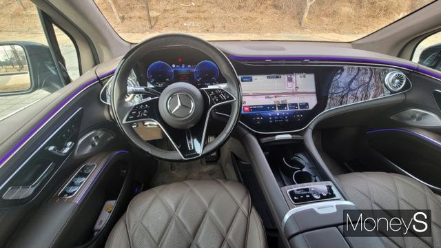 마이바흐 EQS 680 SUV 운전석은 영화 속 우주선 조종석 느낌이 난다. /사진=김창성 기자