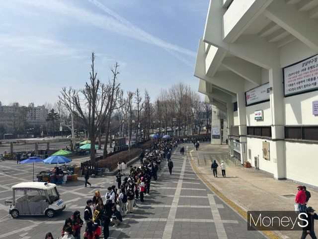 서울에서 처음 열린 시범경기를 관람하기 위해 많은 팬들이 몰렸다. 사진은 13일 오전 11시30분쯤 서울 잠실야구장의 모습. /사진=최진원 기자